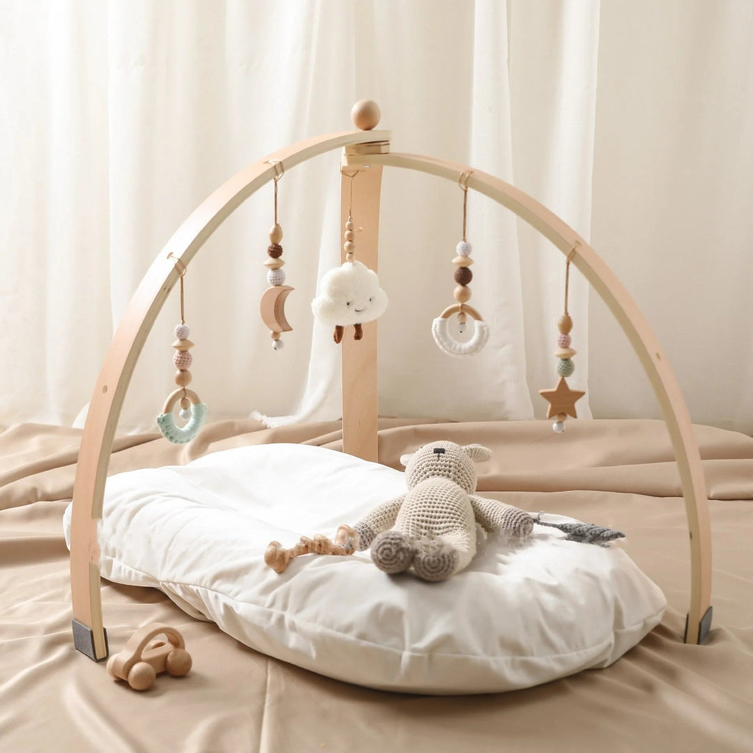 Holzbogen für Babys mit hängenden Spielzeugen