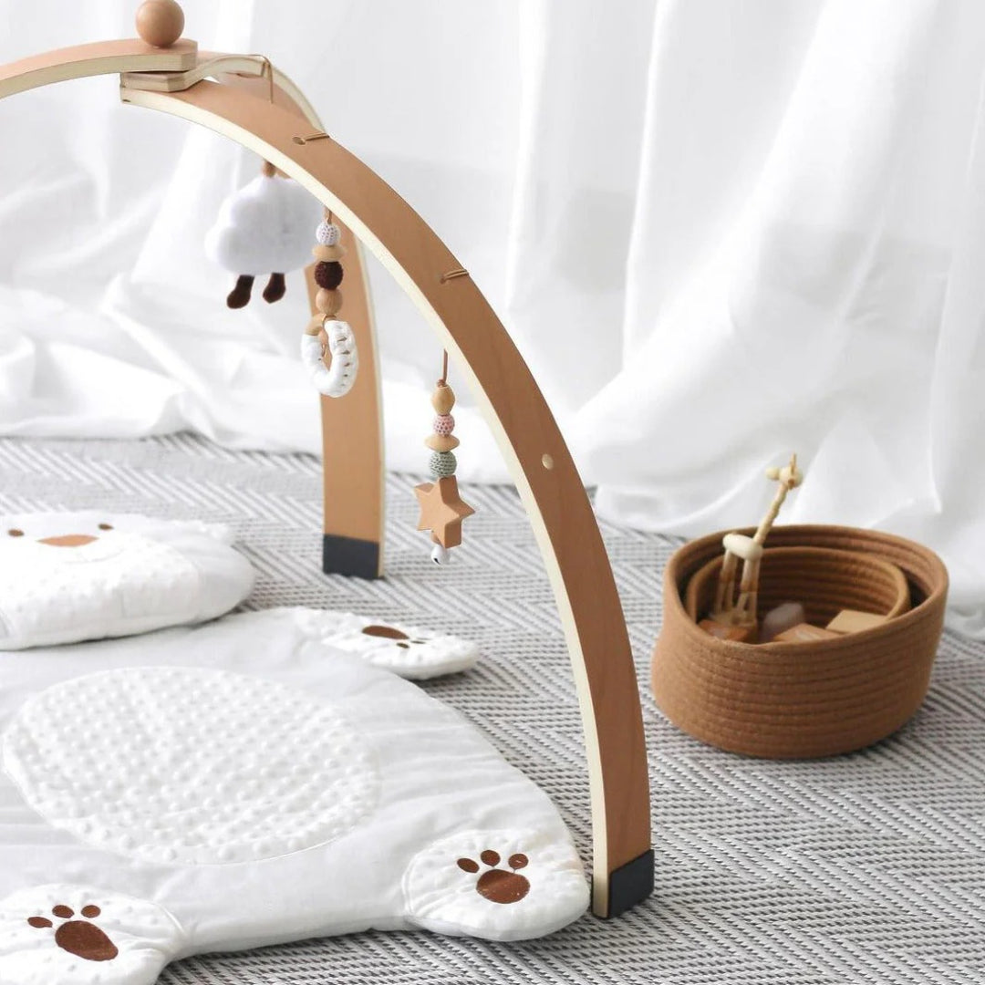 Holzbogen für Babys mit hängenden Spielzeugen