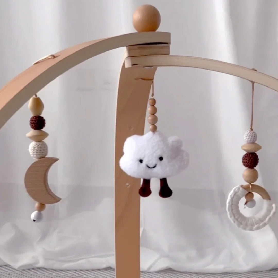 Holzbogen für Babys mit hängenden Spielzeugen