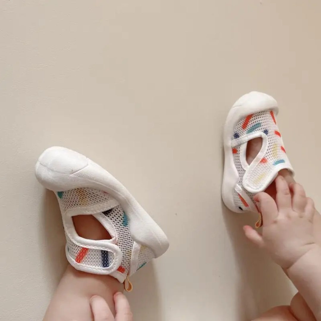 Leichte, atmungsaktive, rutschfeste Babysandalen für die ersten Schritte